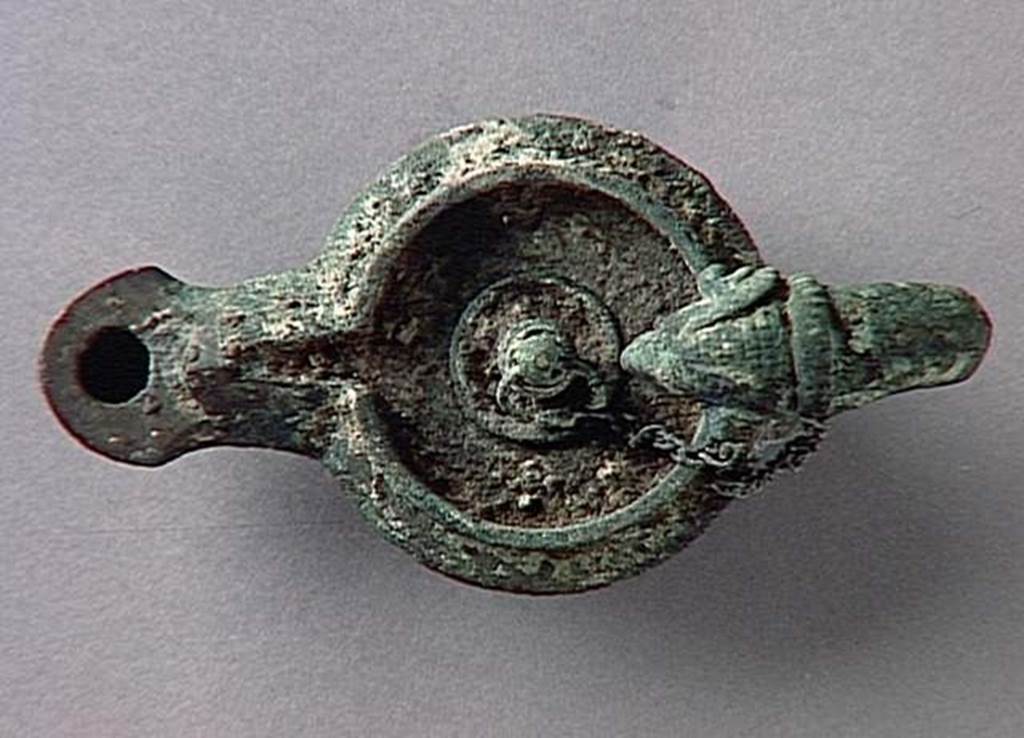 VI.9.1 Bronze lamp. Height 0.13m, length 0.14m. OA 1825 Lampe, musée Condé, photo RMN © R.G. Ojeda