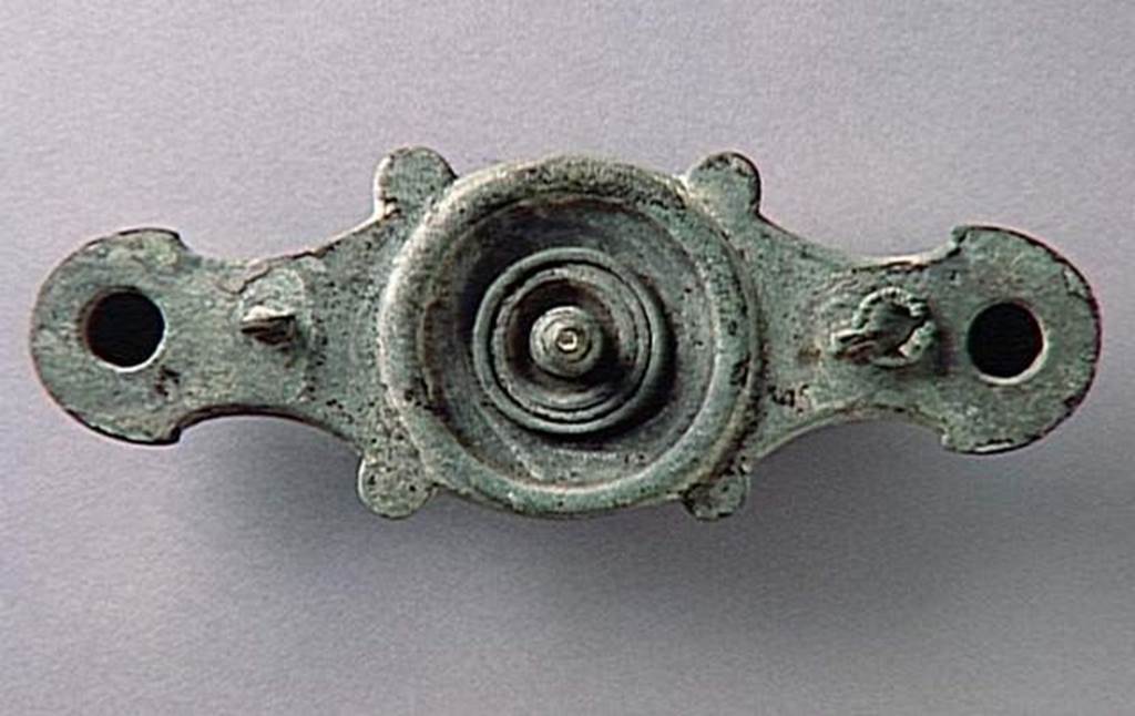 VI.9.1 Bronze lamp with two nozzles. Height 0.07m, length 0.29m. OA 1826 Lampe, musée Condé, photo RMN © R.G. Ojeda