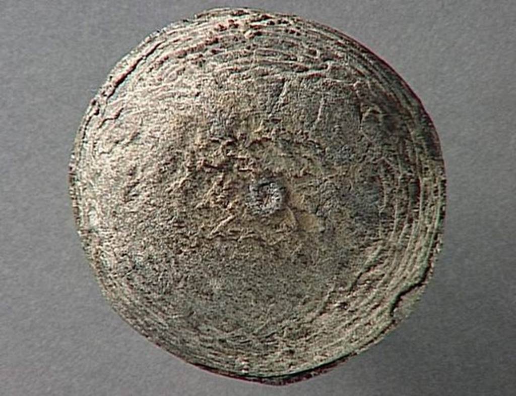 VI.9.1 Circular object with seal of lead. Diameter 0.06m. OA 1828 Elément circulaire, musée Condé, photo RMN © R.G. Ojeda