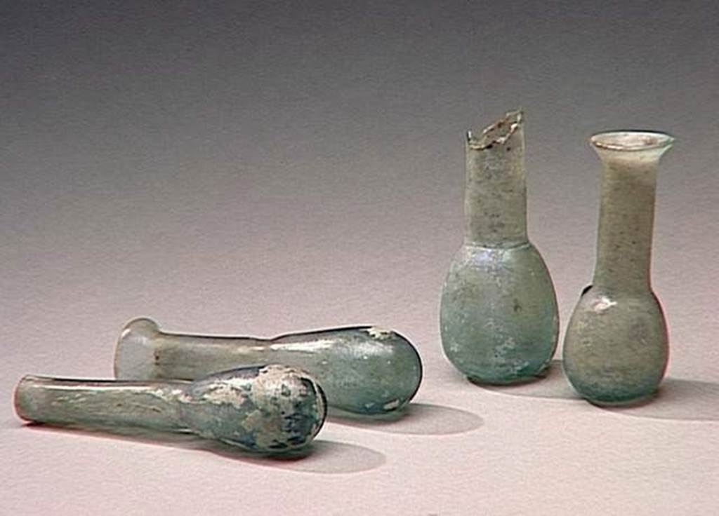VI.9.1 Four glass perfume bottles. OA 1833 (H 0.072m), OA 1834 (H 0.077m), OA 1835 (H 0.1m), OA 1836 (H 0.092m). Quattre Balsamaire, musée Condé, photo RMN © R.G. Ojeda