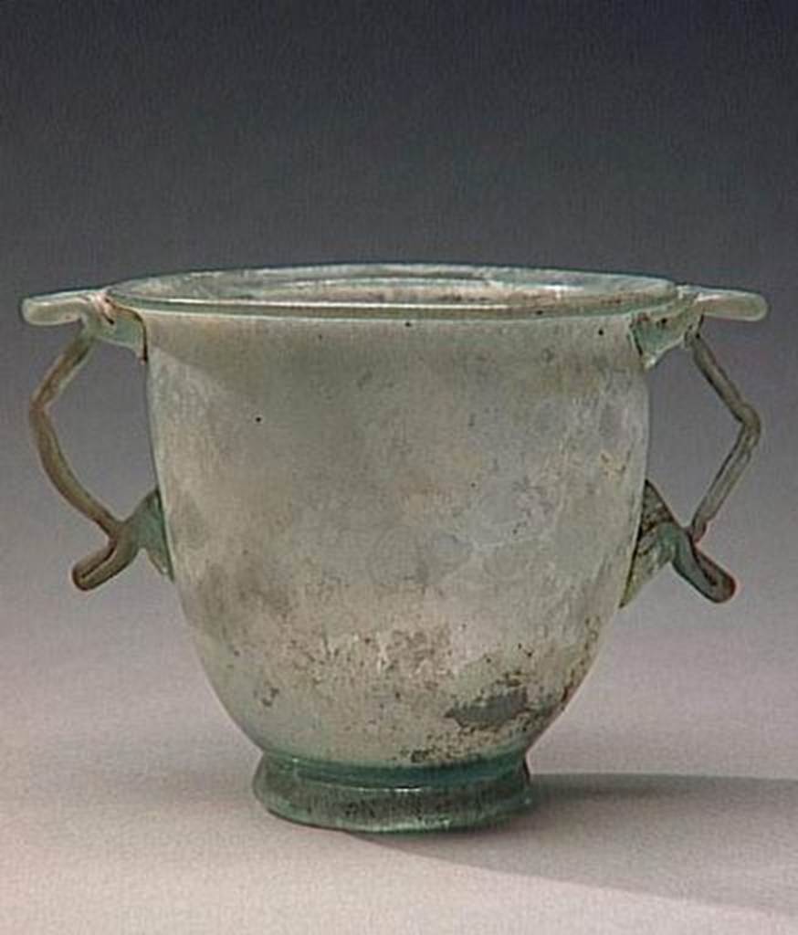 VI.9.1 Glass drinking goblet. Height 0.077m, diameter 0.089m. OA 1839 Skyphos, musée Condé, photo RMN © R.G. Ojeda