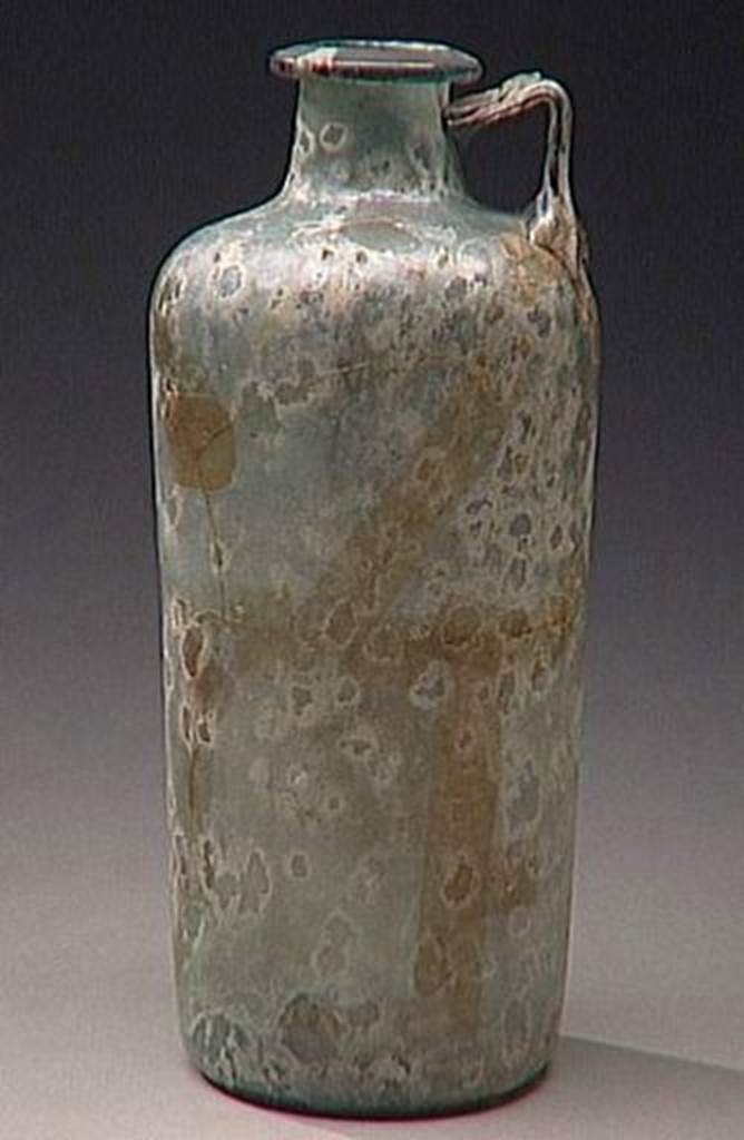 VI.9.1 Cylindrical glass jug. Height 0.29m. OA 1841 Cruche cylindrique, musée Condé, photo RMN © R.G. Ojeda