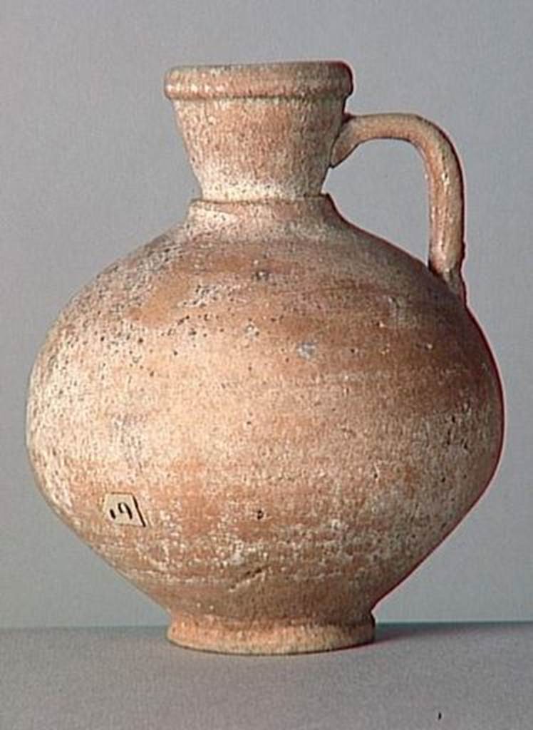 VI.9.1 Clay jug. OA 1846 Cruche, musée Condé, photo RMN © R.G. Ojeda