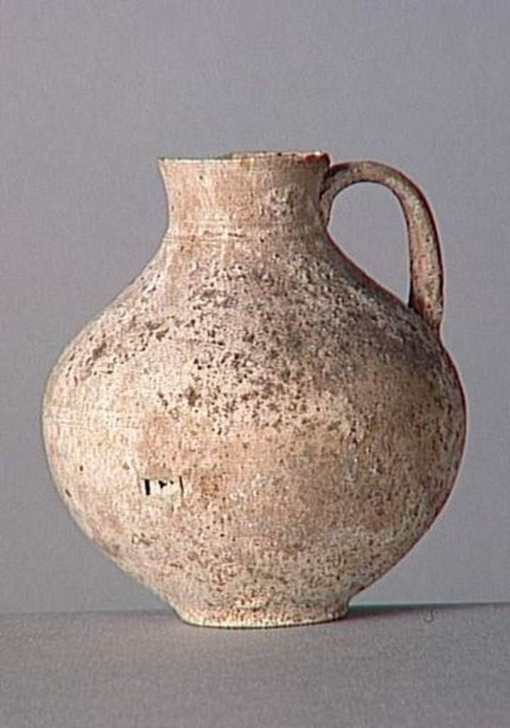 VI.9.1 Clay jug. Height 0.085m. OA 1853 Cruche, musée Condé, photo RMN © R.G. Ojeda