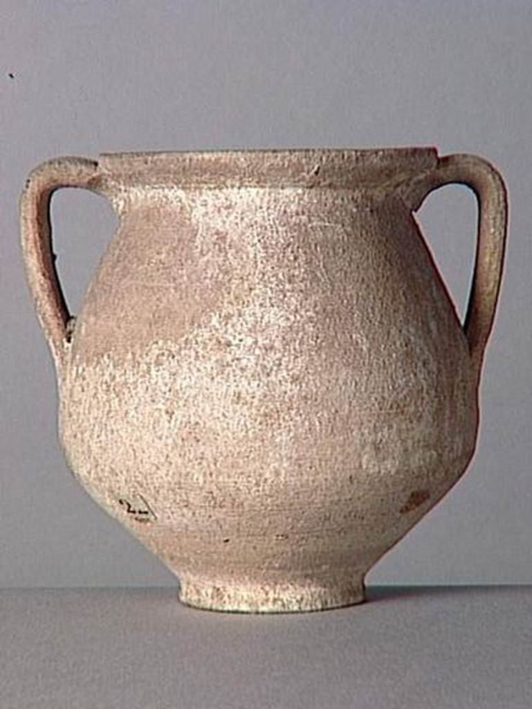 VI.9.1 Clay pot. Height 0.12m. OA 1854 Pot, musée Condé, photo RMN © R.G. Ojeda