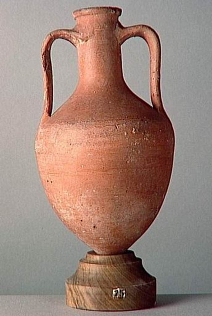 VI.9.1 Clay amphora. Height 0.21m. OA 1855 Amphore, musée Condé, photo RMN © R.G. Ojeda
