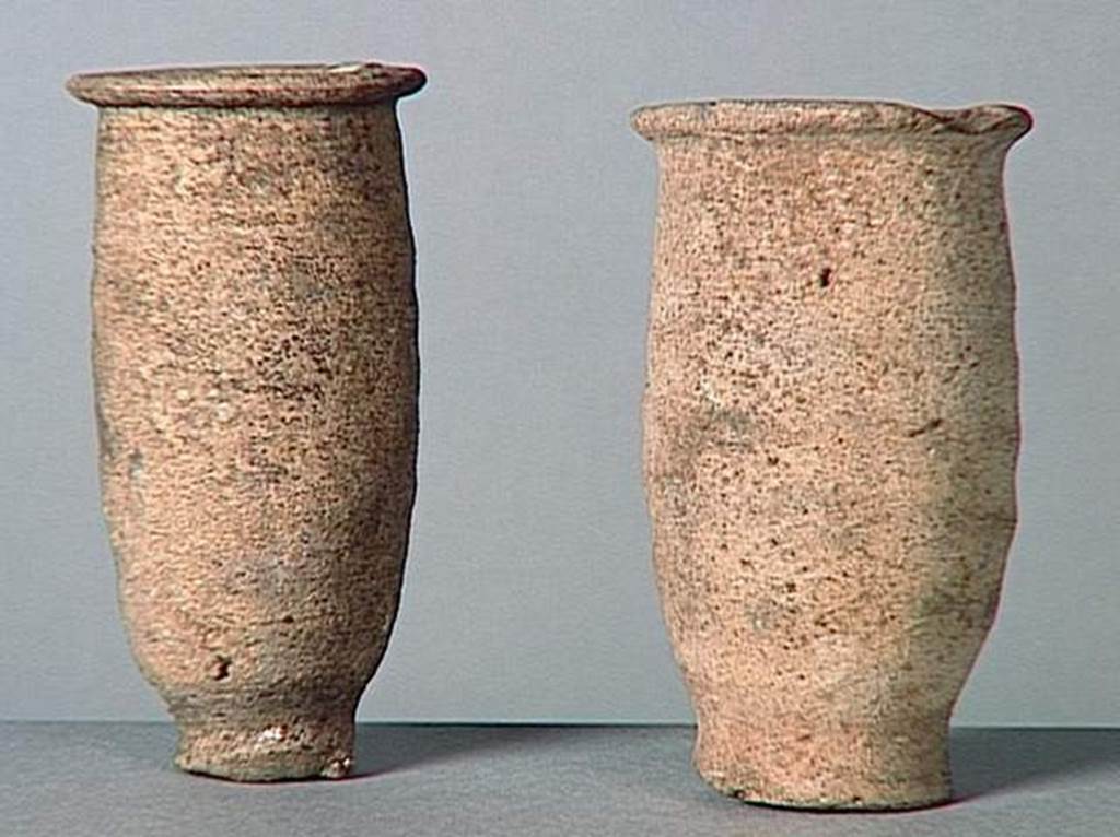 VI.9.1 Two clay cups. Height 0.088m and 0.085m. OA 1856 - OA 1857 Deux Godets, musée Condé, photo RMN © R.G. Ojeda