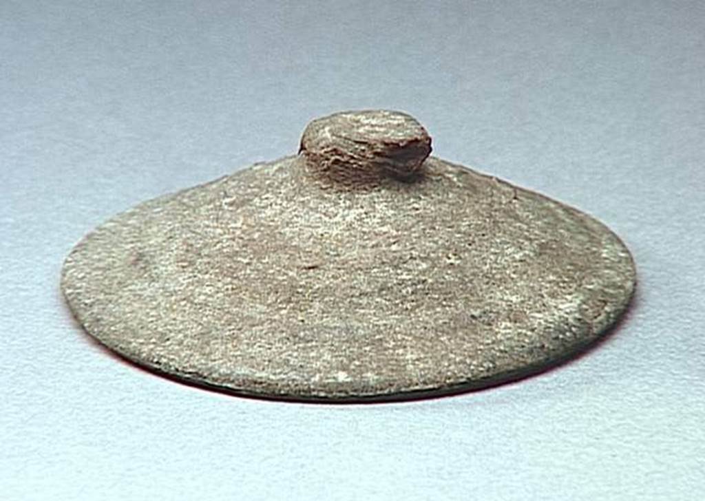VI.9.1 Clay lid. Height 0.004m, diameter 0.011m. OA 1858 Couvercle, musée Condé, photo RMN © R.G. Ojeda