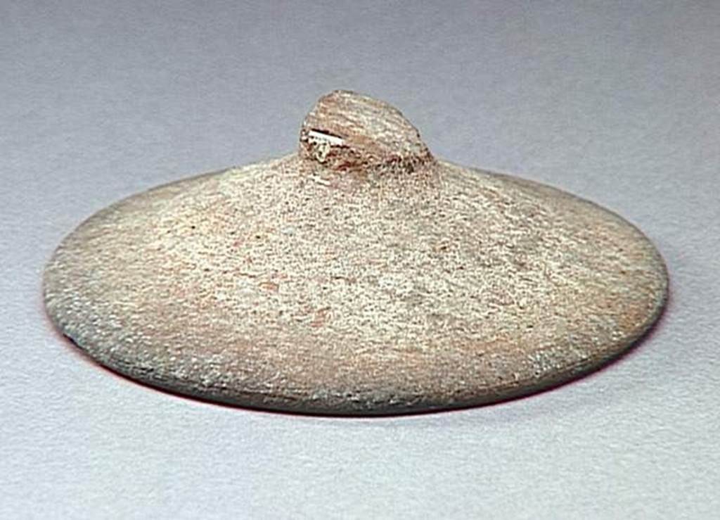 VI.9.1 Clay lid. Height 0.004m, diameter 0.011m. OA 1859 Couvercle, musée Condé, photo RMN © R.G. Ojeda