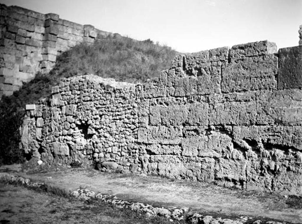 231230 Bestand-D-DAI-ROM-W.647.jpg
6.9.1 Pompeii. W647 Façade on Via Mercurio, north end.
Photo by Tatiana Warscher. With kind permission of DAI Rome, whose copyright it remains.
See http://arachne.uni-koeln.de/item/marbilderbestand/231230