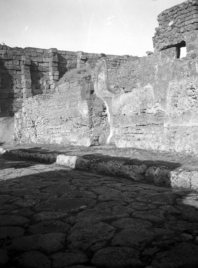 VI.9.1 Pompeii. W627. Looking north-east at façade, on Via Mercurio.
Photo by Tatiana Warscher. Photo © Deutsches Archäologisches Institut, Abteilung Rom, Arkiv.
See Warscher, T, 1938: Codex Topographicus Pompejanus, Regio VI, insula 9: Pars prima, (no.6), DAIR, Rome.
According to Warscher, the façade of the house measured –
1) from the corner, that meant from the “pomerium of the city”, up until the entrance - 10,00
2) the entrance – 1,80
3) from the entrance to the dividing wall with the House of Meleager - 22,20
Total length of façade - 34m
See Warscher, T, 1938: Codex Topographicus Pompejanus, Regio VI, insula 9: Pars prima, Rome, DAIR.
.