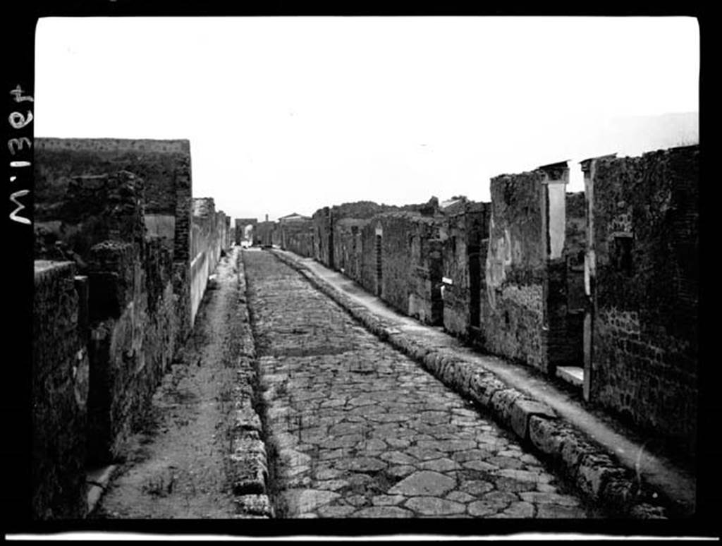 6.9.1 Pompeii, on left. W.1364. Looking south on Via Mercurio, from north end.
Photo by Tatiana Warscher. With kind permission of DAI Rome, whose copyright it remains.
See http://arachne.uni-koeln.de/item/marbilderbestand/230455
