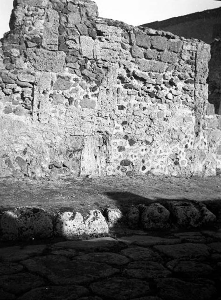 231757 Bestand-D-DAI-ROM-W.629.jpg
6.9.1 Pompeii. W629. Façade at south end of wall on Via Mercurio.
This would have originally been a doorway into a previous property, the entrance corridor of which then became the cubiculum room 20.
Photo by Tatiana Warscher. With kind permission of DAI Rome, whose copyright it remains.
See http://arachne.uni-koeln.de/item/marbilderbestand/231757