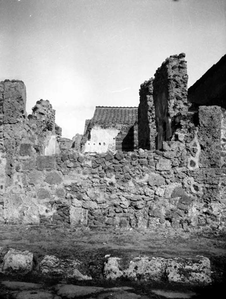 231496 Bestand-D-DAI-ROM-W.630.jpg
6.9.1 Pompeii. W 630. South end of façade on Via Mercurio. At the rear of this wall would be cubiculum room 21. The tall remaining walls on the right would be the south walls of the large triclinium, room 15.
Photo by Tatiana Warscher. With kind permission of DAI Rome, whose copyright it remains.
See http://arachne.uni-koeln.de/item/marbilderbestand/231496