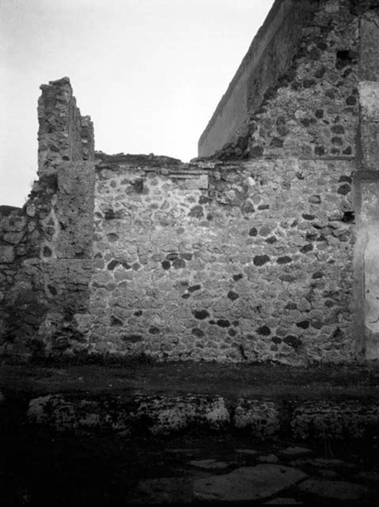 231222 Bestand-D-DAI-ROM-W.631.jpg
6.9.1 Pompeii. W631. Façade wall on Via Mercurio in south-west corner, adjoining with the peristyle wall of VI.9.2. At the rear of this wall would be cubiculum room 16.
Photo by Tatiana Warscher. With kind permission of DAI Rome, whose copyright it remains.
See http://arachne.uni-koeln.de/item/marbilderbestand/231222