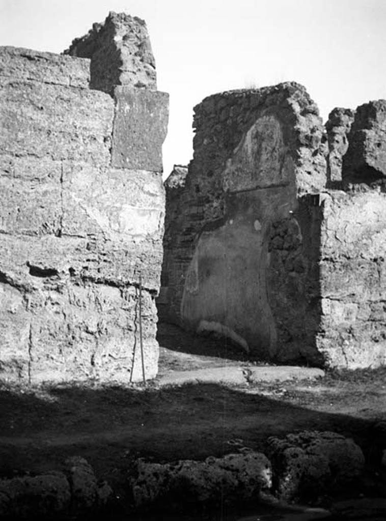 231221 Bestand-D-DAI-ROM-W.625.jpg
6.9.1 Pompeii. W625. Façade and entrance doorway, looking towards south wall of fauces.
Photo by Tatiana Warscher. With kind permission of DAI Rome, whose copyright it remains.
See http://arachne.uni-koeln.de/item/marbilderbestand/231221