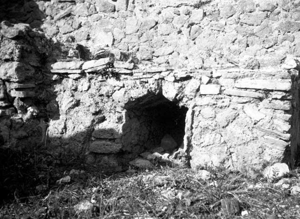 231758 Bestand-D-DAI-ROM-W.634.jpg
6.9.1 Pompeii. W634. Room 13, oven in kitchen.
Photo by Tatiana Warscher. With kind permission of DAI Rome, whose copyright it remains.
See http://arachne.uni-koeln.de/item/marbilderbestand/231758
According to Warscher, the small oven was leaning against the north wall. The place for the wood was faced in terracotta. This small and primitive oven could not have been a “restaurant”. It was to be supposed that this “gabinium” was rather a reunion place frequented by slaves, workmen, etc.
See Warscher, T, 1938: Codex Topographicus Pompejanus, Regio VI, insula 9: Pars prima, (no.16), DAIR, Rome.