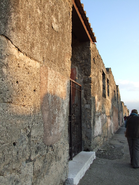 VI.9.2 Pompeii.   September 2004.  South side of entrance corridor 1. Helbig and Schefold identify the wall painting as Demeter and Hermes. Winsor Leach states “Mercury looks complicitously at the viewer as he drops a fat purse into the outstretched hand of Ceres, seated with her torch by her side”.  See Helbig, W., 1868. Wandgemälde der vom Vesuv verschütteten Städte Campaniens. Leipzig: Breitkopf und Härtel. (362)  See Schefold, K., 1962. Vergessenes Pompeji. Bern: Francke. (T. 169,2).  See Winsor Leach, E., 2004.  The Social Life of Painting in Ancient Rome and on the Bay of Naples. Cambridge UK: Cambridge UP.