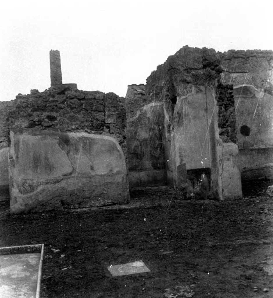 VI.9.2 Pompeii. W.461. Room 2, south-west corner of atrium, with doorways to room 12, centre, and room 10, on right.
Photo by Tatiana Warscher. Photo � Deutsches Arch�ologisches Institut, Abteilung Rom, Arkiv. 
