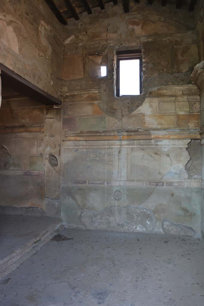 VI.9.3/5 Pompeii. September 2019. 
Cubiculum 3, on south side of entrance corridor/fauces, looking west through doorway.
Foto Annette Haug, ERC Grant 681269 D�COR.
