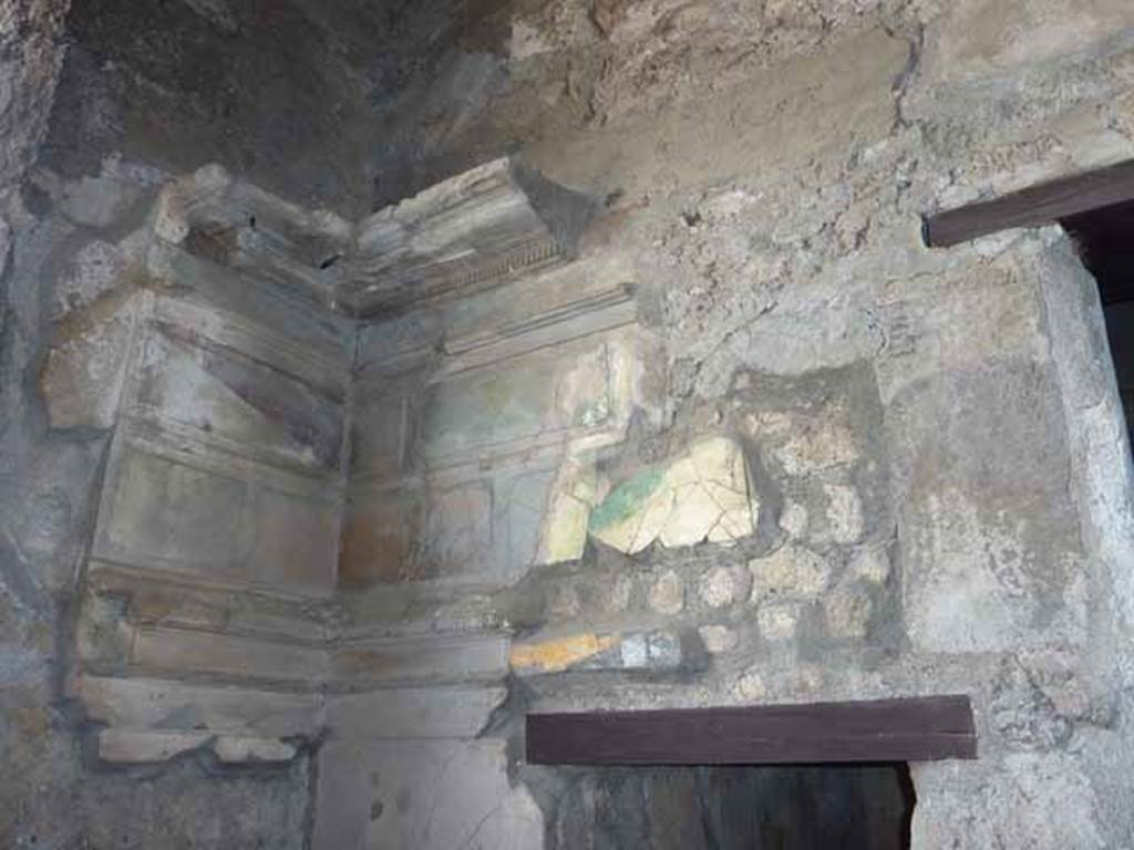 VI.9.3 Pompeii. October 2010. South wall of cubiculum 3, on south side of entrance doorway decorated in the first style. Photo courtesy of Gabriele Gro�e.