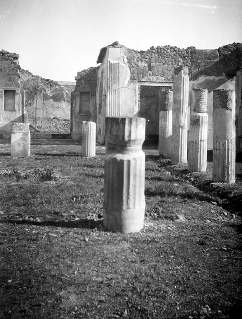 VI.9.5 Pompeii. W709.
Looking east towards south wall of tablinum 26 and doorway to room 28, from west portico.
Photo by Tatiana Warscher. Photo © Deutsches Archäologisches Institut, Abteilung Rom, Arkiv.