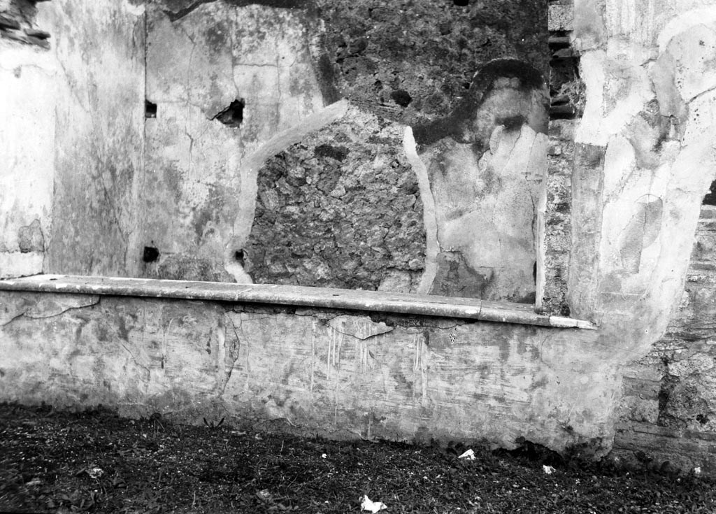 VI.9.5 Pompeii. W713. Wall of room 25, with window sill. This room did not have a doorway.
Photo by Tatiana Warscher. Photo © Deutsches Archäologisches Institut, Abteilung Rom, Arkiv.