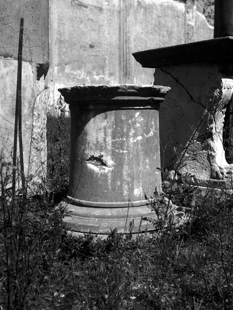 VI.9.6 Pompeii. W.919. Room 17, puteal on edge of west portico of pseudo-peristyle.
Photo by Tatiana Warscher. Photo © Deutsches Archäologisches Institut, Abteilung Rom, Arkiv. 
