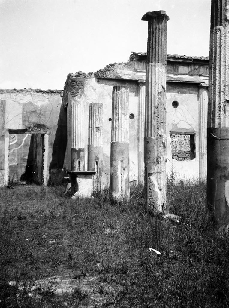VI.9.6 Pompeii. W.901.
Room 17, looking towards north-west corner of west portico, the doorway to room 20, and the north wall of the pseudo-peristyle.
Photo by Tatiana Warscher. Photo © Deutsches Archäologisches Institut, Abteilung Rom, Arkiv.