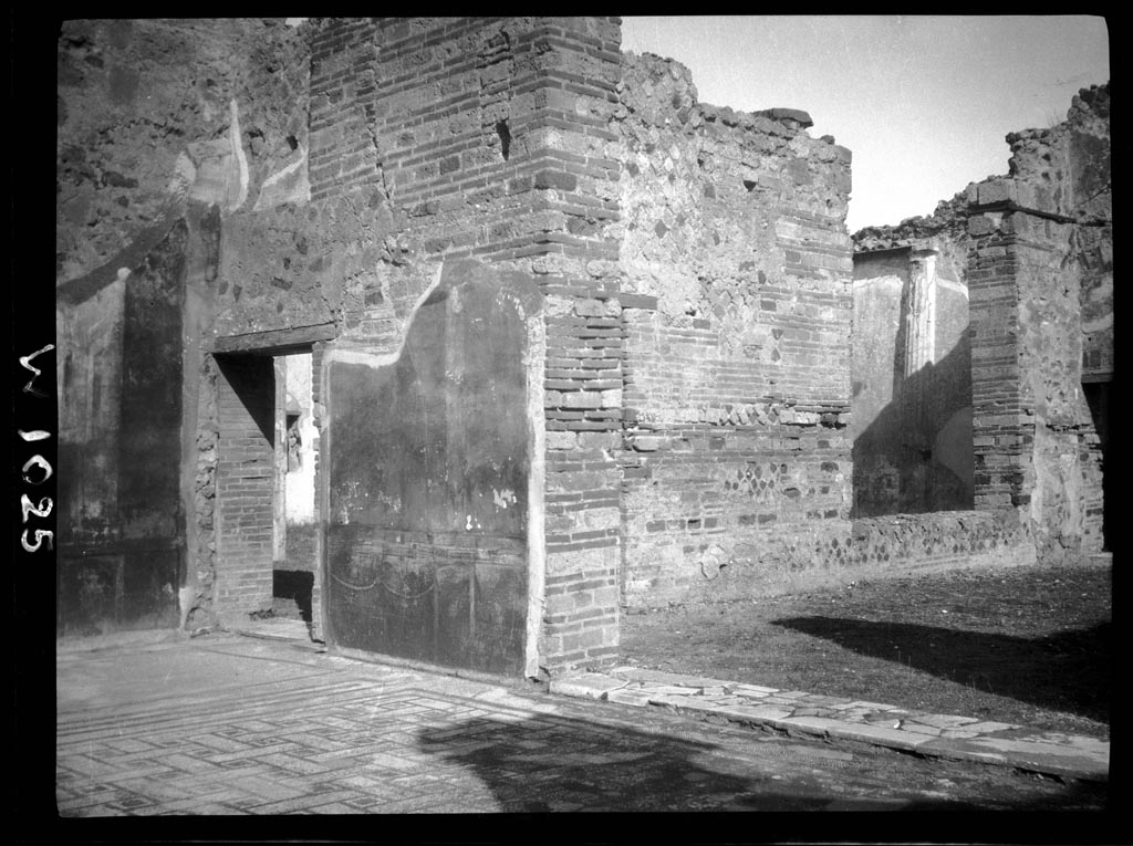 VI.9.6 Pompeii. W.1025.
North-east corner of peristyle, with small doorway to pseudo-peristyle and large doorway to room 22, the large exedra with window.
Photo by Tatiana Warscher. Photo © Deutsches Archäologisches Institut, Abteilung Rom, Arkiv.