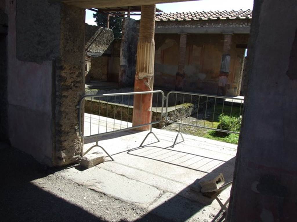 VI.9.6 Pompeii. March 2009. Doorway to room 6, entrance to peristyle on south side of room 4, the vestibule in the atrium.
