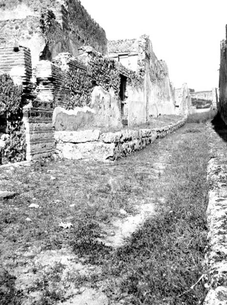 231579 Bestand-D-DAI-ROM-W.0947.jpg
VI.9.8/9 Pompeii. W947. Fa�ade on Vicolo del Fauno, looking north.
Photo by Tatiana Warscher. With kind permission of DAI Rome, whose copyright it remains. 
See http://arachne.uni-koeln.de/item/marbilderbestand/231579
