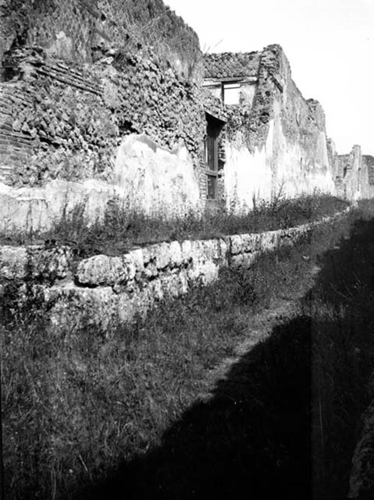 231092 Bestand-D-DAI-ROM-W.0946.jpg
VI.9.9 Pompeii. W 0946. Façade and entrance doorway on Vicolo del Fauno.
Photo by Tatiana Warscher. With kind permission of DAI Rome, whose copyright it remains.
See http://arachne.uni-koeln.de/item/marbilderbestand/231092