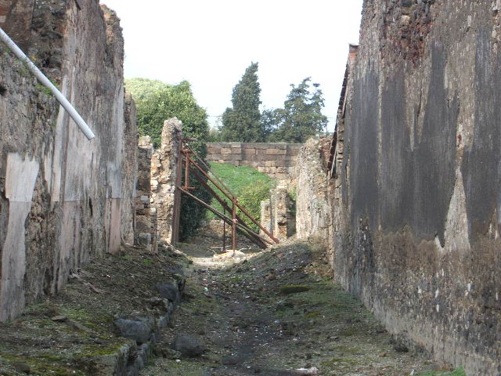 VI.9.9 Pompeii. September 2005. Vicolo del Fauno looking north towards walls. VI.11
