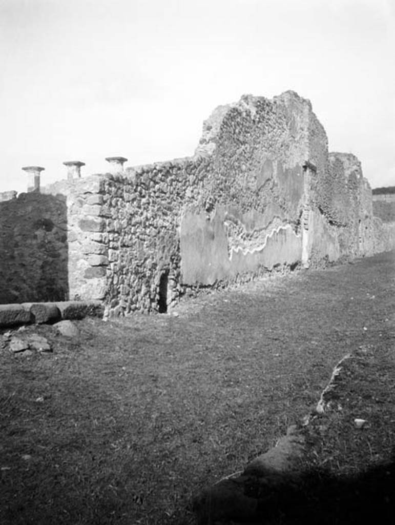231040 Bestand-D-DAI-ROM-W.731.jpg
6.9.11/12 Pompeii. W 731. Looking north along fa�ade on Vicolo del Fauno, with rear entrances of 6.9.3/4/5 
Photo by Tatiana Warscher. With kind permission of DAI Rome, whose copyright it remains. 
See http://arachne.uni-koeln.de/item/marbilderbestand/231040 
