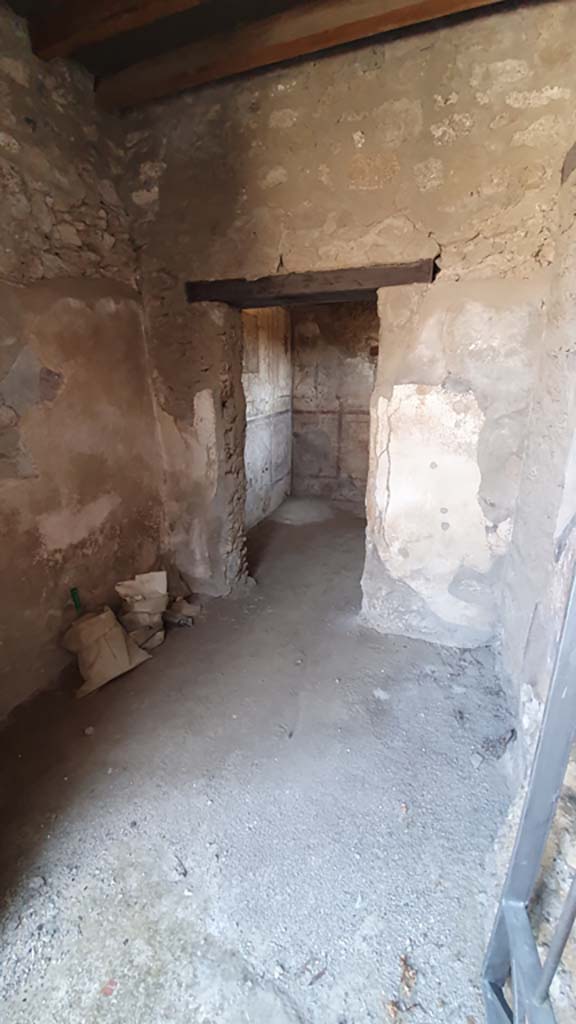 VI.10.1 Pompeii. July 2021. 
Looking east across two rooms on south side of east wall of bar-room.
Foto Annette Haug, ERC Grant 681269 D�COR.
