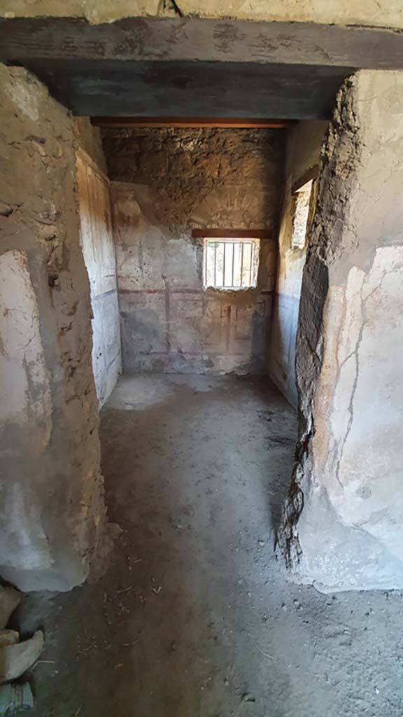 VI.10.1 Pompeii. July 2021. 
Looking towards doorway to rear room in east wall of front room. 
Foto Annette Haug, ERC Grant 681269 D�COR.
