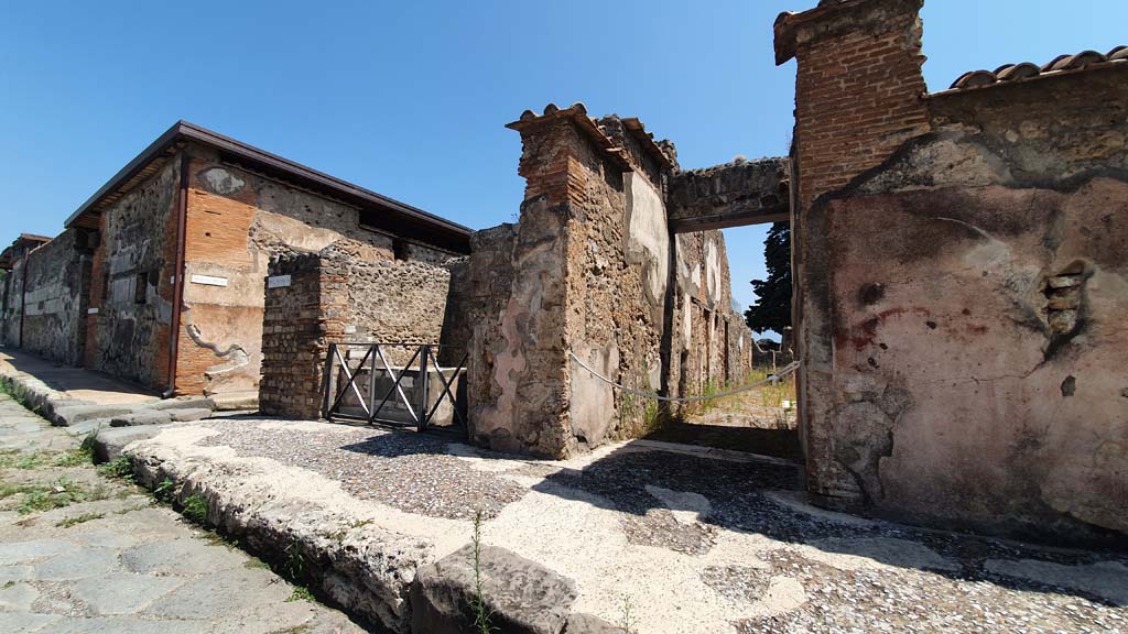 VI.10.1 Pompeii. July 2021. Looking towards east side of Via di Mercurio, with entrances at VI.10.1, centre left, and VI.10.2, on right.
Foto Annette Haug, ERC Grant 681269 D�COR.
