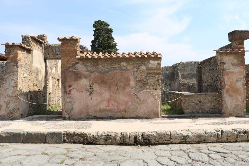 VI.10.2 Pompeii, on left. December 2018.
Looking east on Via di Mercurio towards front facade with painted plaster, with VI.10.3, on right. Photo courtesy of Aude Durand.