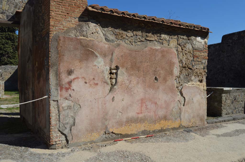 VI.10.2 Pompeii. October 2017. Looking south along front facade with painted plaster, with VI.10.3, on right.
Foto Taylor Lauritsen, ERC Grant 681269 DÉCOR.