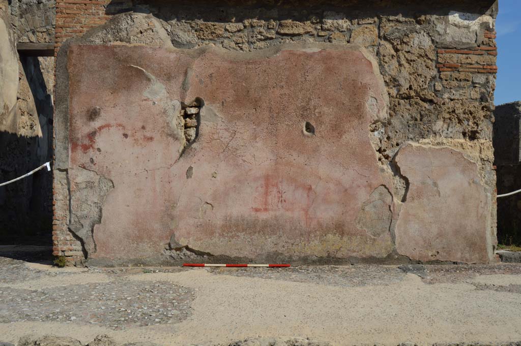 VI.10.2 Pompeii, October 2018. Looking east to remaining painted stucco on front façade.
Foto Taylor Lauritsen, ERC Grant 681269 DÉCOR.