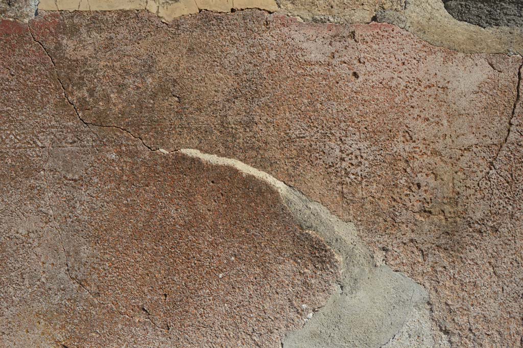 VI.10.2 Pompeii. October 2018.Detail of remaining painted “carpet borders “ on plaster on front facade.
Foto Taylor Lauritsen, ERC Grant 681269 DÉCOR.