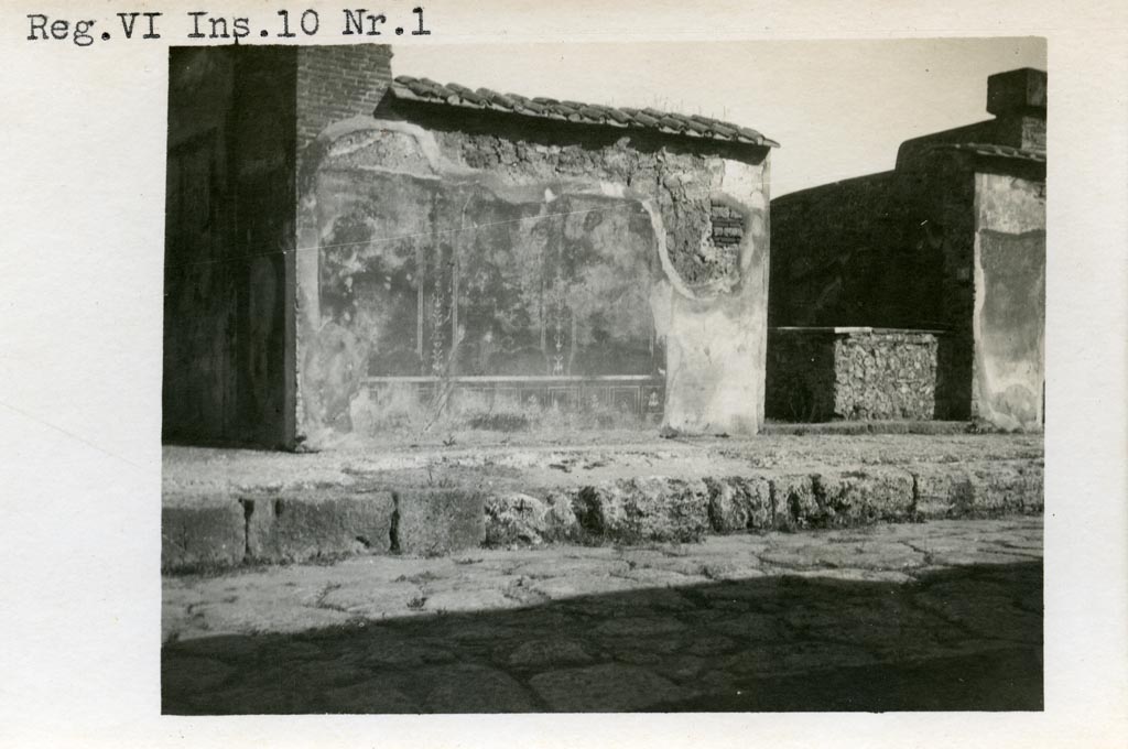 VI.10.2 Pompeii but numbered as VI.10.1 on photo. Pre-1937-39.
Looking east towards painted plaster on south side of doorway. On the right is VI.10.3
Photo courtesy of American Academy in Rome, Photographic Archive. Warsher collection no. 673.