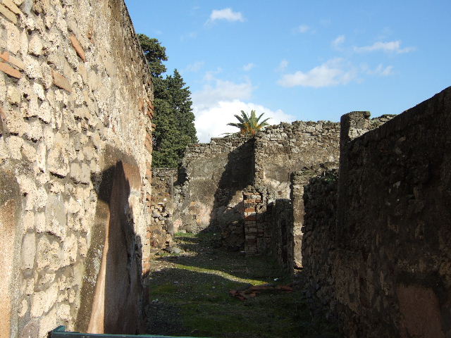 VI.10.4 Pompeii. March 2009. Triclinium at rear of house, with rear entrance at VI.10.18, taken from garden area. Looking east. The corridor is on the left of the photo, next to it was a window in the west wall of the triclinium.
This would have been the window Jashemski said looked out onto the garden area.