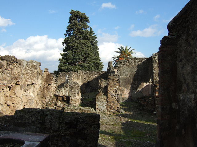 VI.10.4 Pompeii. March 2009. Looking west to front of house, from garden area.