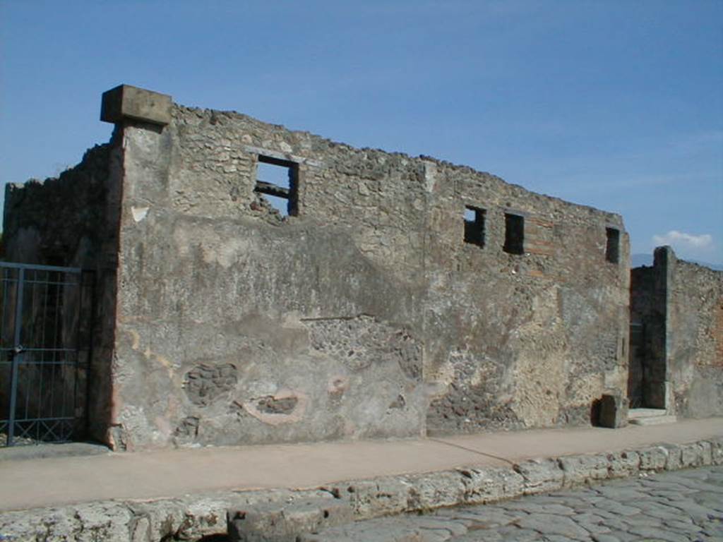 VI.10.6 and wall between to VI.10.7 on Via di Mercurio. September 2004.