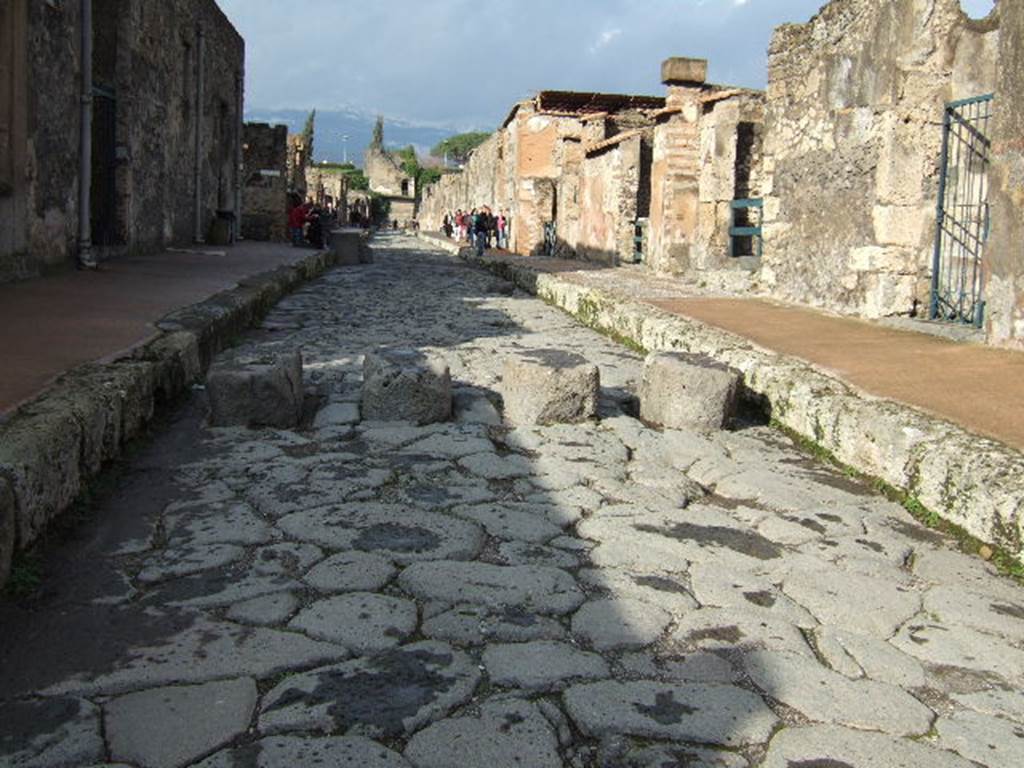 VI.8 Pompeii. December 2005. Viaa di Mercurio, looking north. VI.10.6.
