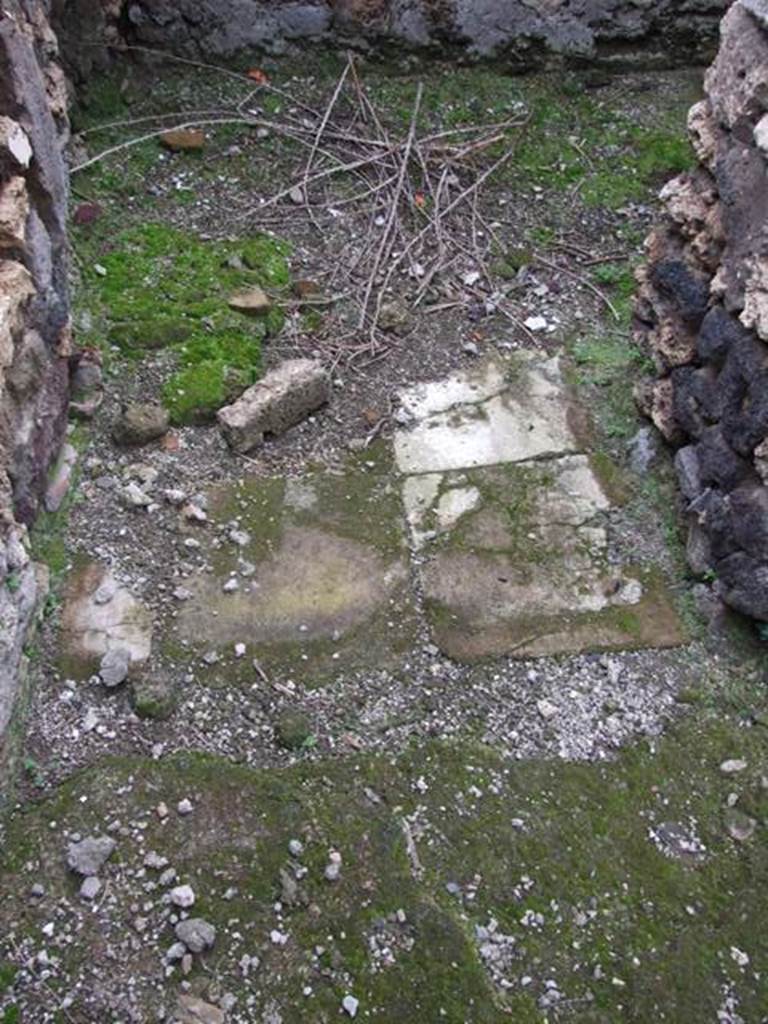 VI.10.7 Pompeii. March 2009. Room 15. Garden area. South east corner of corridor at rear of fountains.