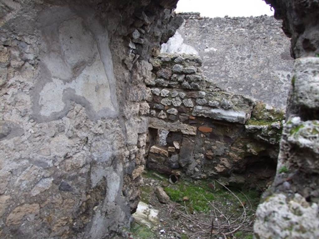VI.10.7 Pompeii. March 2009. Room 15. Garden area. South east corner of corridor at rear of fountains.