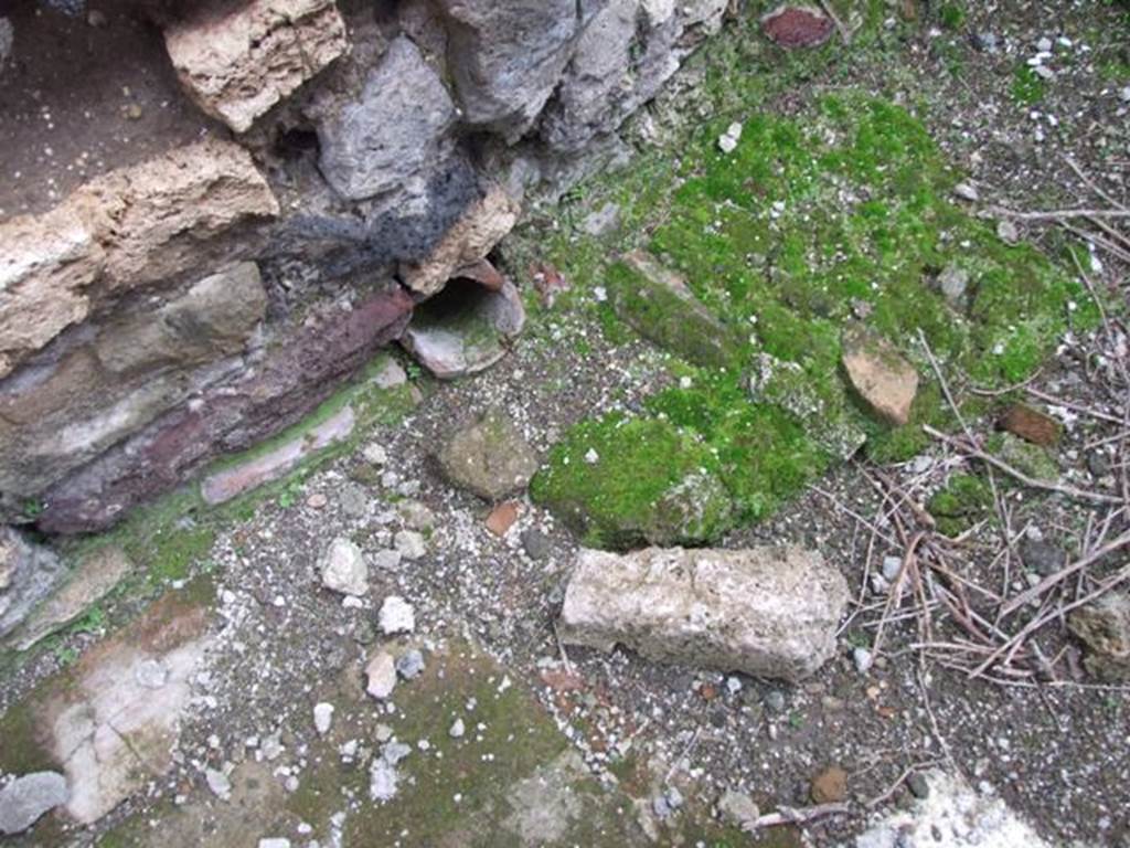 VI.10.7 Pompeii. March 2009. Room 15. Garden area. South east corner of corridor at rear of fountains.